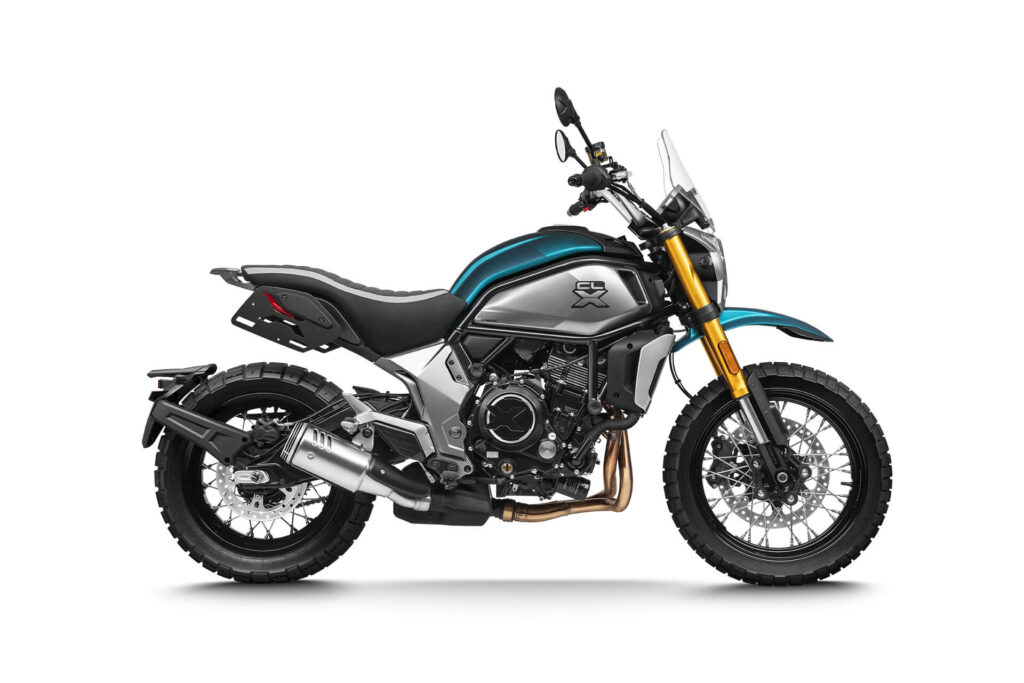 CFMOTO 700CL-X Adventure mootorratas külgvaates toonis sinine kuldsete detailidega