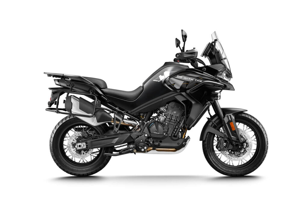 CFMOTO 800MT Explore mootorratas toonis must